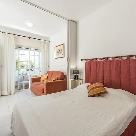 Centeanes White House Apartment